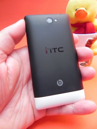 HTC Windows Phone 8S, partea spate