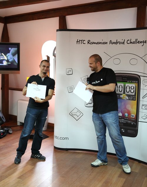 Marele castigator al premiului de 3000 de euro este Stefan Selariu din Timisoara, autor al aplicatiei My Location, premiul fiindui inmanat de Bobby Voicu, binecunoscut blogger si antreprenor in online.