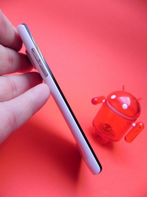 Huawei Ascend P1 măsoară doar 7.7 mm În grosime și care cântărește 110 grame