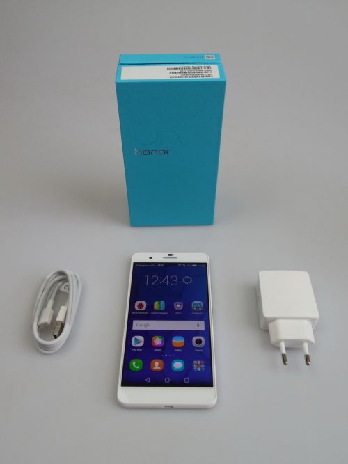 Continutul cutiei lui Huawei Honor 6 Plus