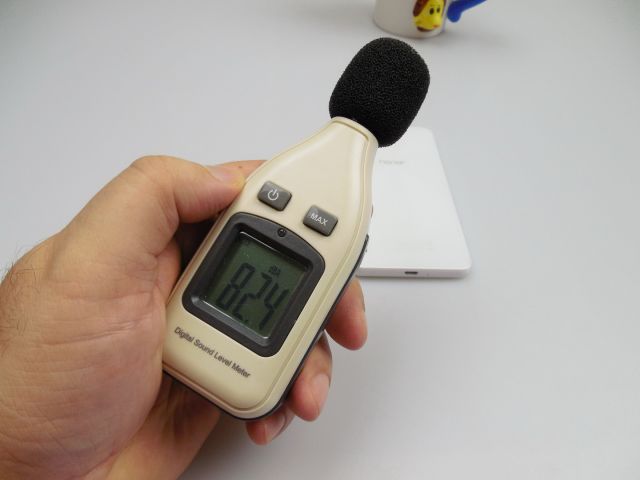 In privința volumului lui Huawei Honor 6, am atins o valoare de 81 dBA în zona frontală şi 82.4 dBA în spate