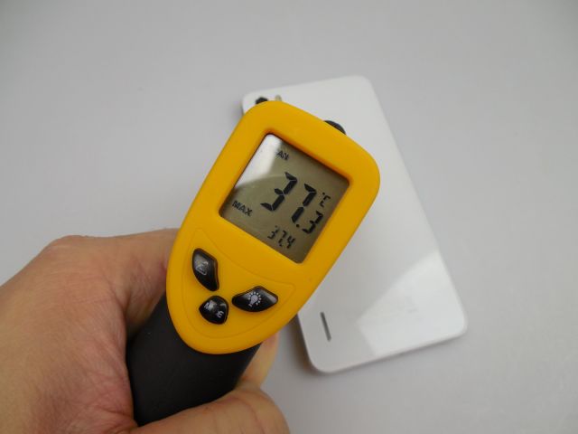În privinţa performanţei, telefonul nu a trecut de 37.4 grade Celsius, după 15 minute de jucat Riptide GP2