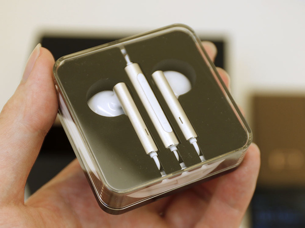 Huawei inovează cu ambalajul flagshipului P8: o cutie îngustă, cu telefonul plasat pe muchia laterală