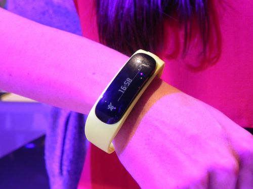 MWC 2014: Huawei TalkBand B1 hands on preview - un accesoriu cochet, o brățară smart reușită (Video)