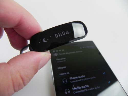 Huawei Talkband B1 review: brățara de fitness tracking cu headset integrat și câteva imperfecțiuni (Video)