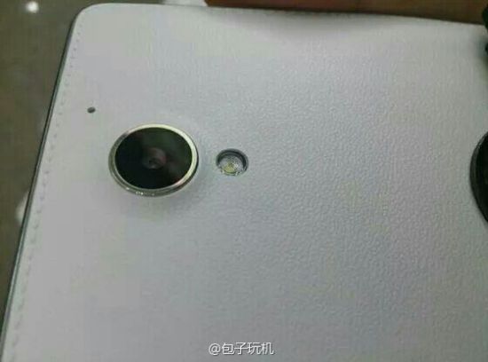 Un nou smartphone Huawei misterios copiază imitația de piele pe spate specifică Samsung