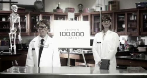 Kyocera Echo, telefonul cu două ecrane este şi indestructibil, se pare (Video)