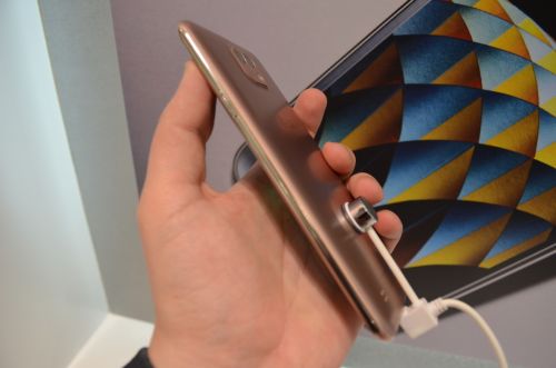 LG X Cam privit din lateral