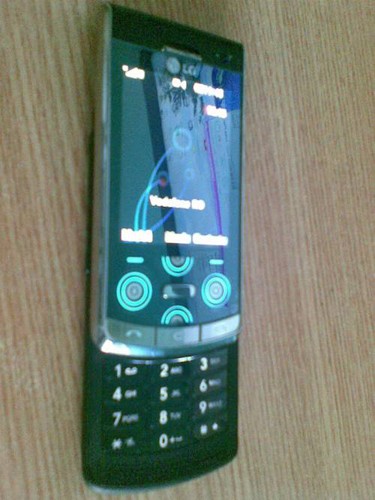 LG: Telefoanele LG KF750 si KF240 dau startul unei noi linii de terminale fashion