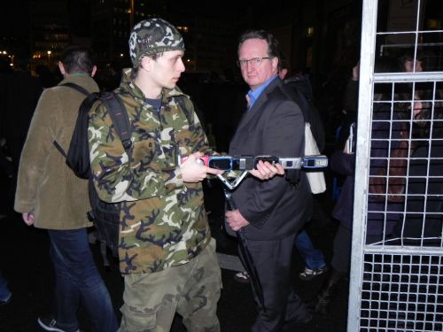 Soldat cu arma din telefoane.