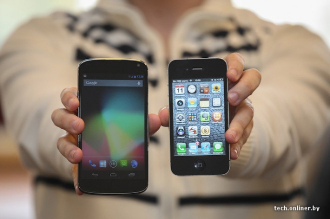 LG Google Nexus si iPhone 4S