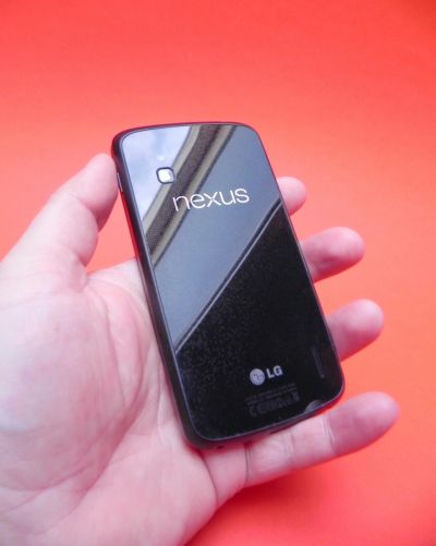 Spatele lui Nexus 4 este și el fabricat din sticlă