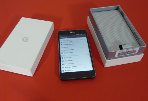 LG Optimus G unboxing: interfața interesantă, cutie cu textură de material textil (Video)