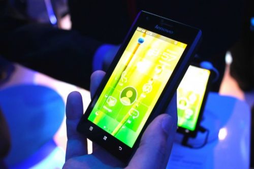 CES 2012: Hands on cu Lenovo K800, primul smartphone Android cu procesor Intel (Video)