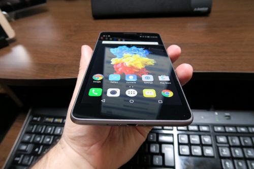 Lenovo PHAB Plus Review: ca un iPhone 6 Plus Plus Lite, un mega phablet pentru gameri, cu luminozitate nu prea impresionantă (Video)