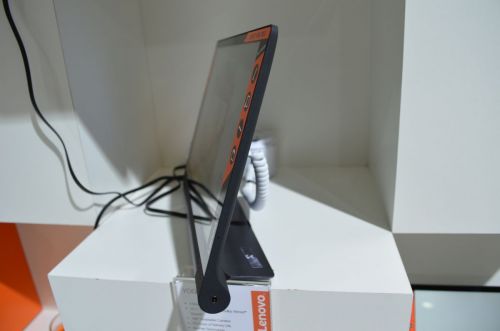 IFA 2015: Lenovo Yoga Tab 3 10 inch hands on - tableta midrange cu camera rotativă şi baterie generoasă (Video)