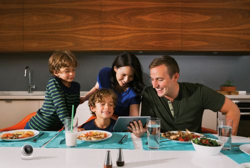 Logitech anunţă camera Logi Circle, cu care puteţi supraveghea video casa de pe telefon, atunci cand sunteti plecat