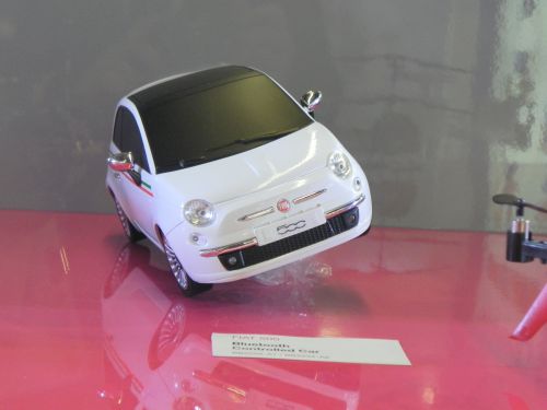 Masinuta telegidata comandata prin telefon.