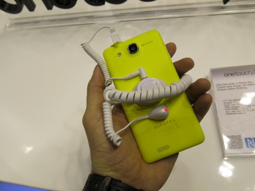 MWC 2013: Alcatel One Touch Idol Ultra hands on, un smartphone arătos și foarte subțire (Video)