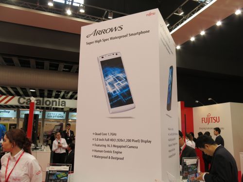 MWC 2013: Fujitsu Arrows X F-02E, smartphone-ul din duș cu senzor pentru amprente (Video)