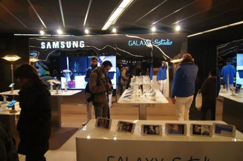 Samsung a amenajat deja un studio cu telefoanele și tabletele lor la ieșirea din stația de metrou Fira Grand Via