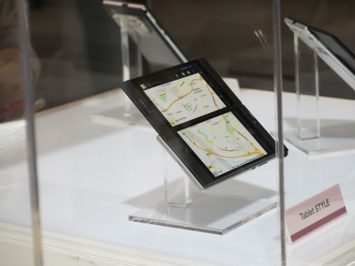 MWC 2013: NEC Medias W, telefon dual display familiar la MWC, gata de comercializare (Video)