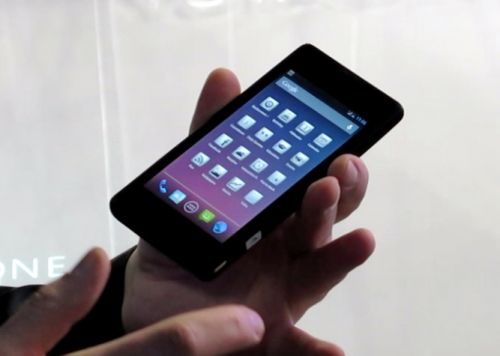 MWC 2013: YotaPhone surprinde cu display-uri duale, cu tehnologie E-Ink (Video)