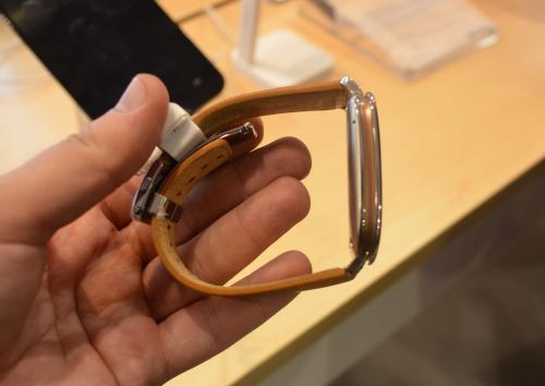MWC 2015: ASUS Zenwatch hands-on - design elegant, Android Wear şi construcţie solidă (Video)
