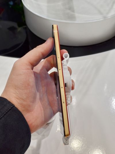 HiSense H910 din lateral