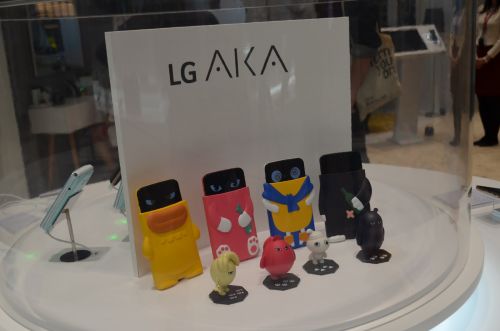 MWC 2015: LG AKA hands-on - telefon zâmbareţ pentru cei mici (Video)