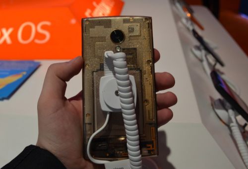 MWC 2015: LG Fx0 hands-on - cel mai original telefon midrange din ultimul an, cu carcasa transparentă (Video)