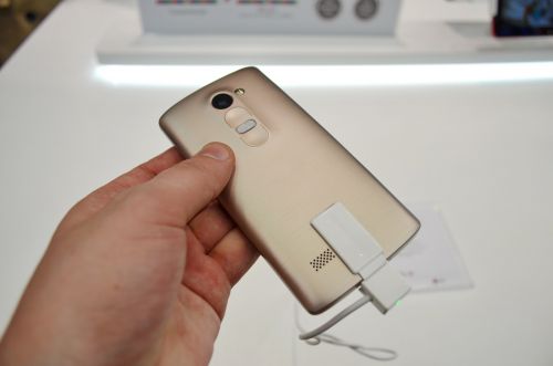 LG Leon, partea spate