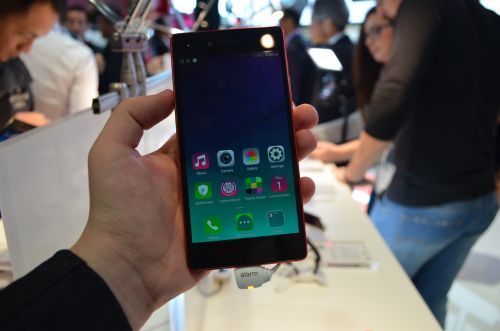 MWC 2015: Lenovo Vibe Shot hands on - design de cameră foto, carcasa glossy şi fotografii impresionante (Video)