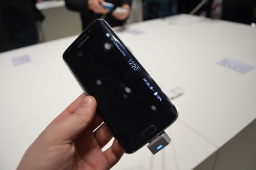 Samsung Galaxy S6 Edge îşi dezvăluie funcţiile marginilor curbate în acest hands on explicativ (Video)