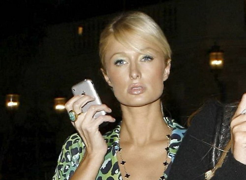 Paris Hilton surprinsa de paparazii vorbind la iPhone