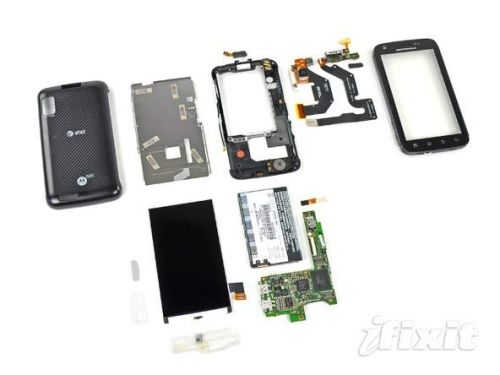 Motorola Atrix 4G disecat pentru public: iată ce se ascunde sub carcasă!