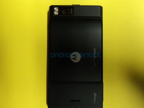 Noi imagini cu Droid X2, foarte similar cu predecesorul său; vine cu o cameră promițătoare de 8MP!
