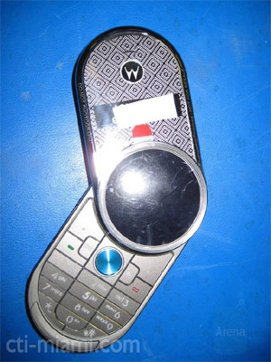 Motorola: Motorola V70 Retro isi face aparitia