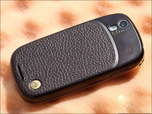 Motorola XT800+, un telefon de lux, Împodobit cu finisaj din piele și aur