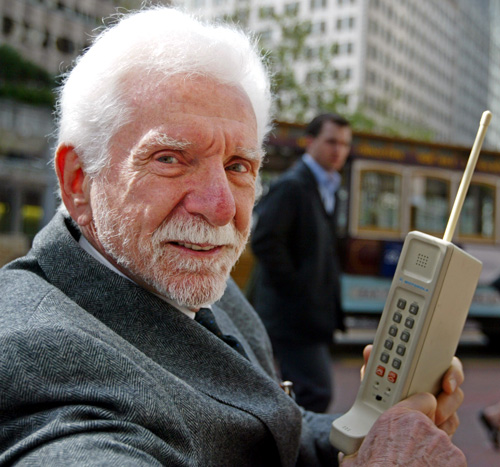 Diverse Stiri: Istoria telefonului mobil in 2 minute