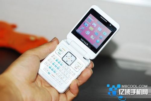 Telefonul Nckla cu ecran dual, o clonă Nokia sau ceva mai mult?