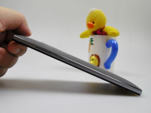 OnePlus 2 fotografiat din lateral