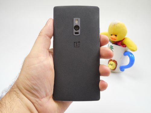 OnePlus 2 fotografiat din spate