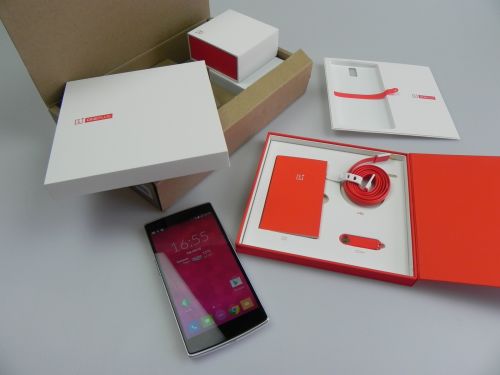 OnePlus One unboxing: cel mai original ambalaj văzut până acum, accesorii plasate cu grijă și un terminal foarte interesant (Video)
