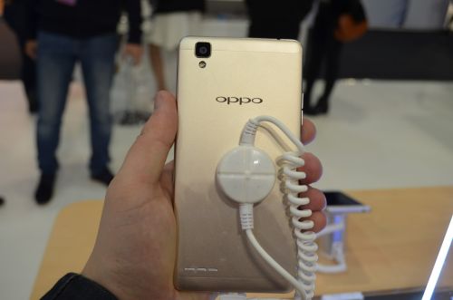 MWC 2016: Oppo F1 prezentare hands-on - expertul selfie cu talie subțire şi corp metalic