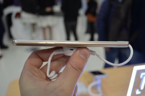 Oppo F1, privit din lateral