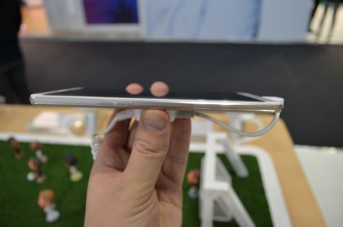 Oppo R7 Plus privit din lateral