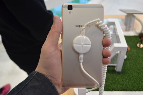 Oppo R7s privit din spate