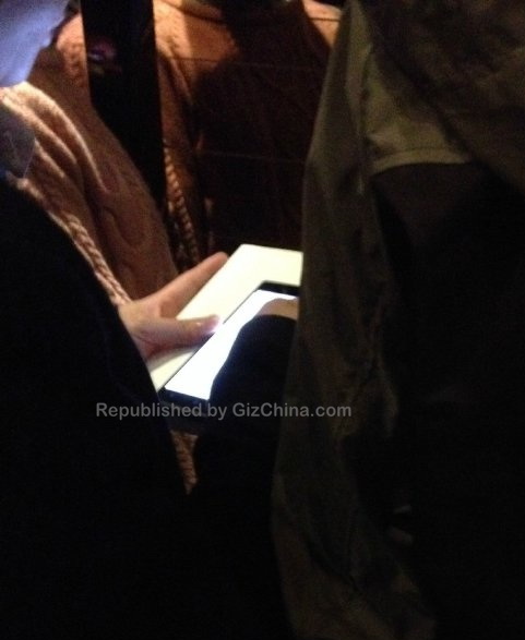 Oppo Find 7 apare Într-o serie de fotografii spion În mâinile unui oficial al companiei