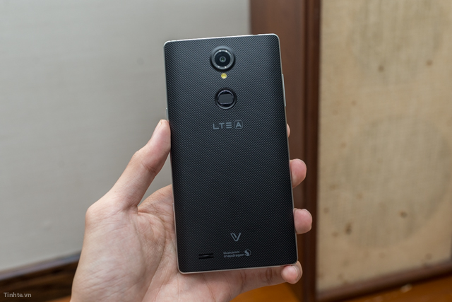 Phablet-ul Pantech Pop Up Note (IM-A920) apare Într-o serie completă de fotografii hands-on